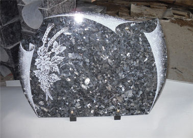 Chine Pierres tombales de granit de forme de coeur pour des tombes, modèle commémoratif gravé de pigeon de fleur de pierres fournisseur