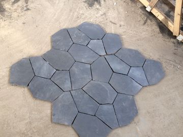 Chine Les tuiles en pierre naturelles d'ardoise noire soutiennent le plancher d'ardoise de coupe de machine de maille pavant des tuiles fournisseur
