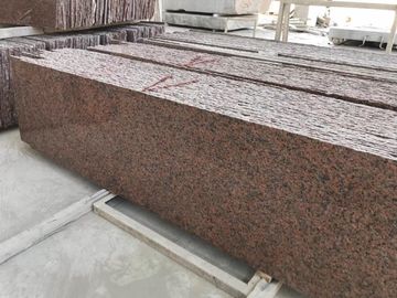 Chine Lissez la coupe pour classer la dalle rouge naturelle de granit d'érable de pierre et de tuile G562 fournisseur