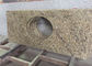Les partie supérieure du comptoir en pierre préfabriquées de nouveau granit vénitien d'or imperméabilisent le type fournisseur